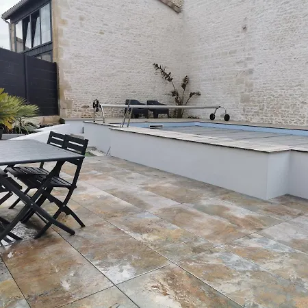 Jolie Maison En Pierres Avec Piscine Et Parking Saint-Gelais Exterior photo