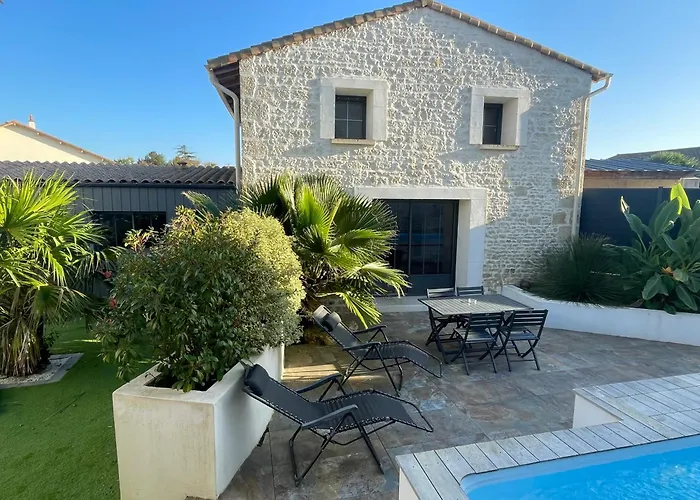 Jolie Maison En Pierres Avec Piscine Et Parking