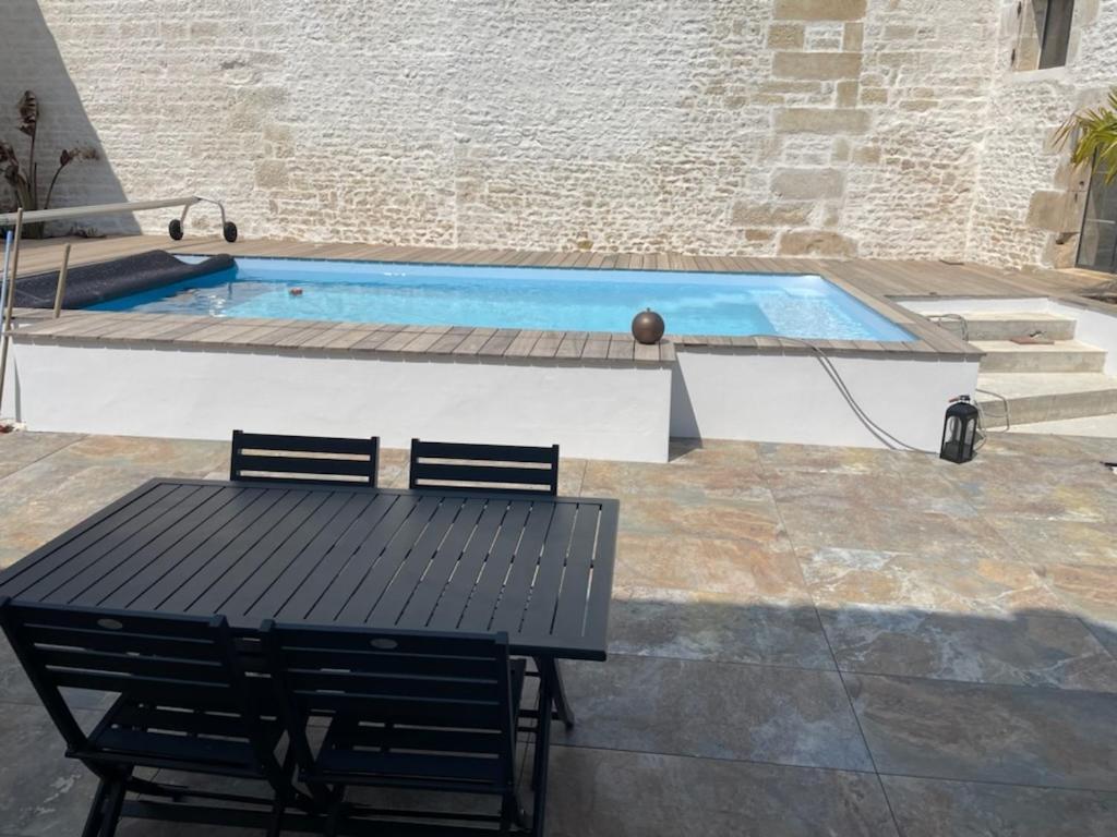 Jolie Maison En Pierres Avec Piscine Et Parking *