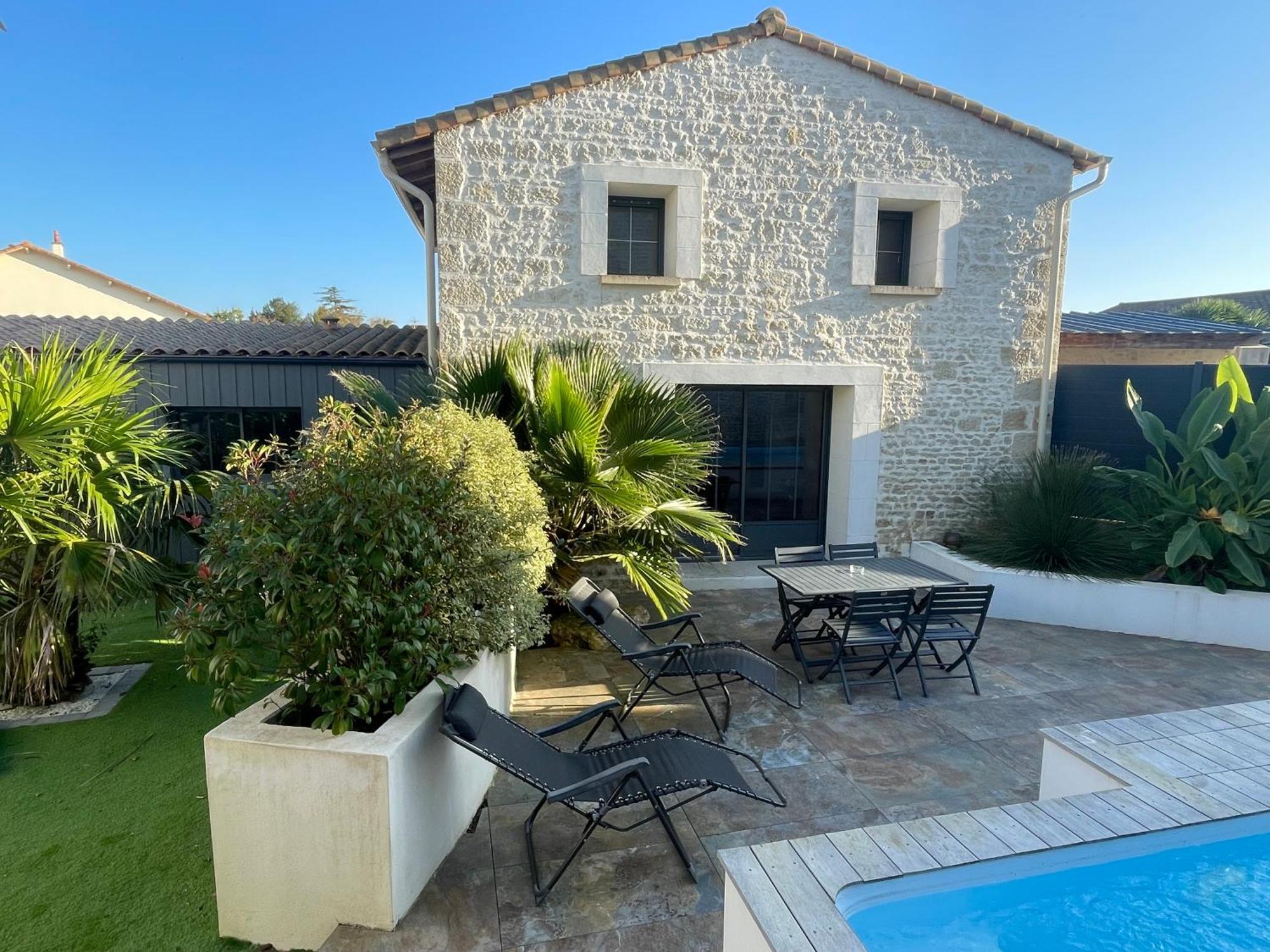 Jolie Maison En Pierres Avec Piscine Et Parking * Saint-Gelais